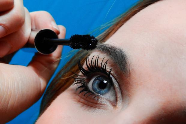 Brentwood Live: A woman putting on mascara. Credit: Canva